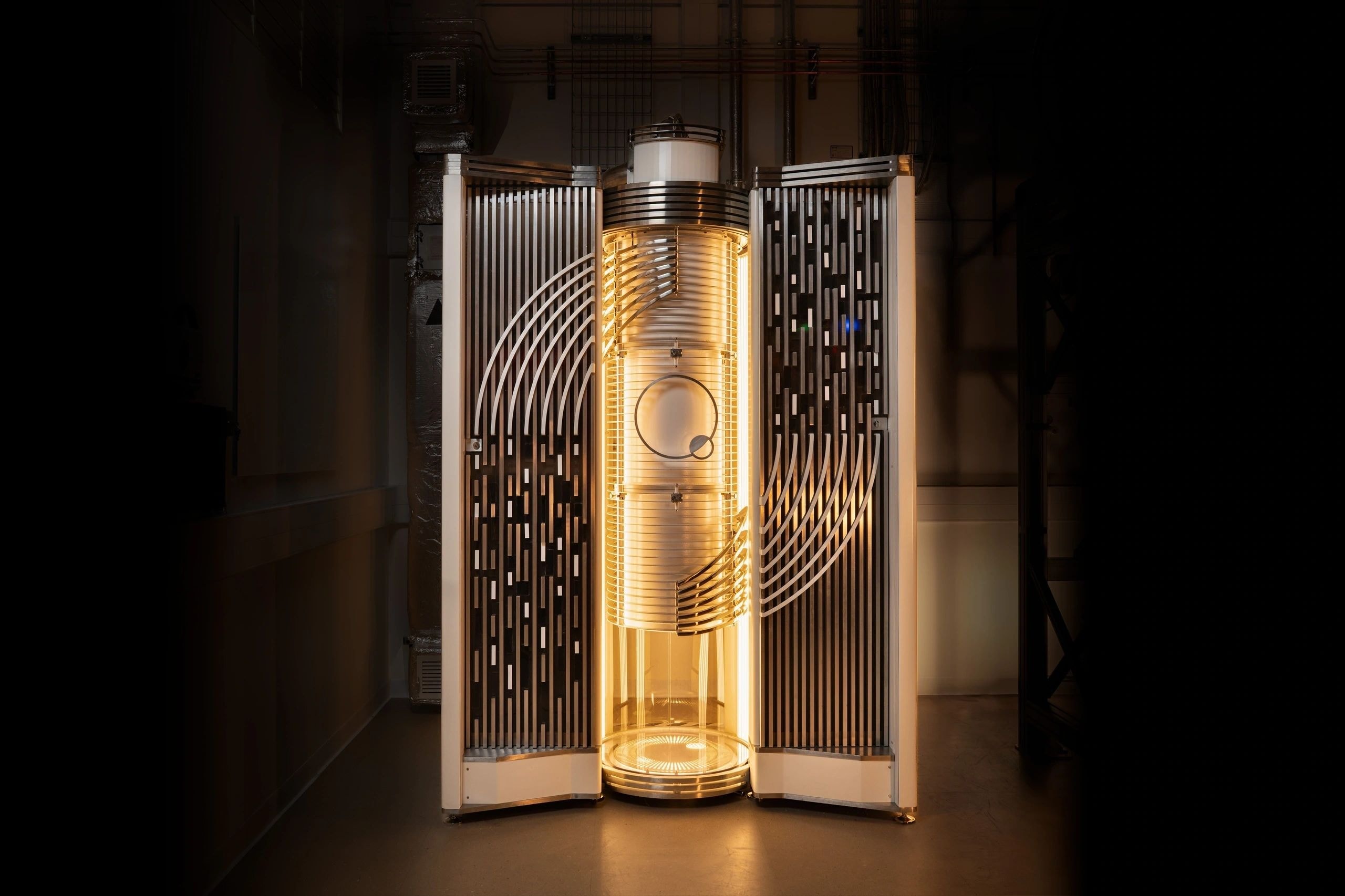 Quantum Motion quantum computer cylindrical glass structure